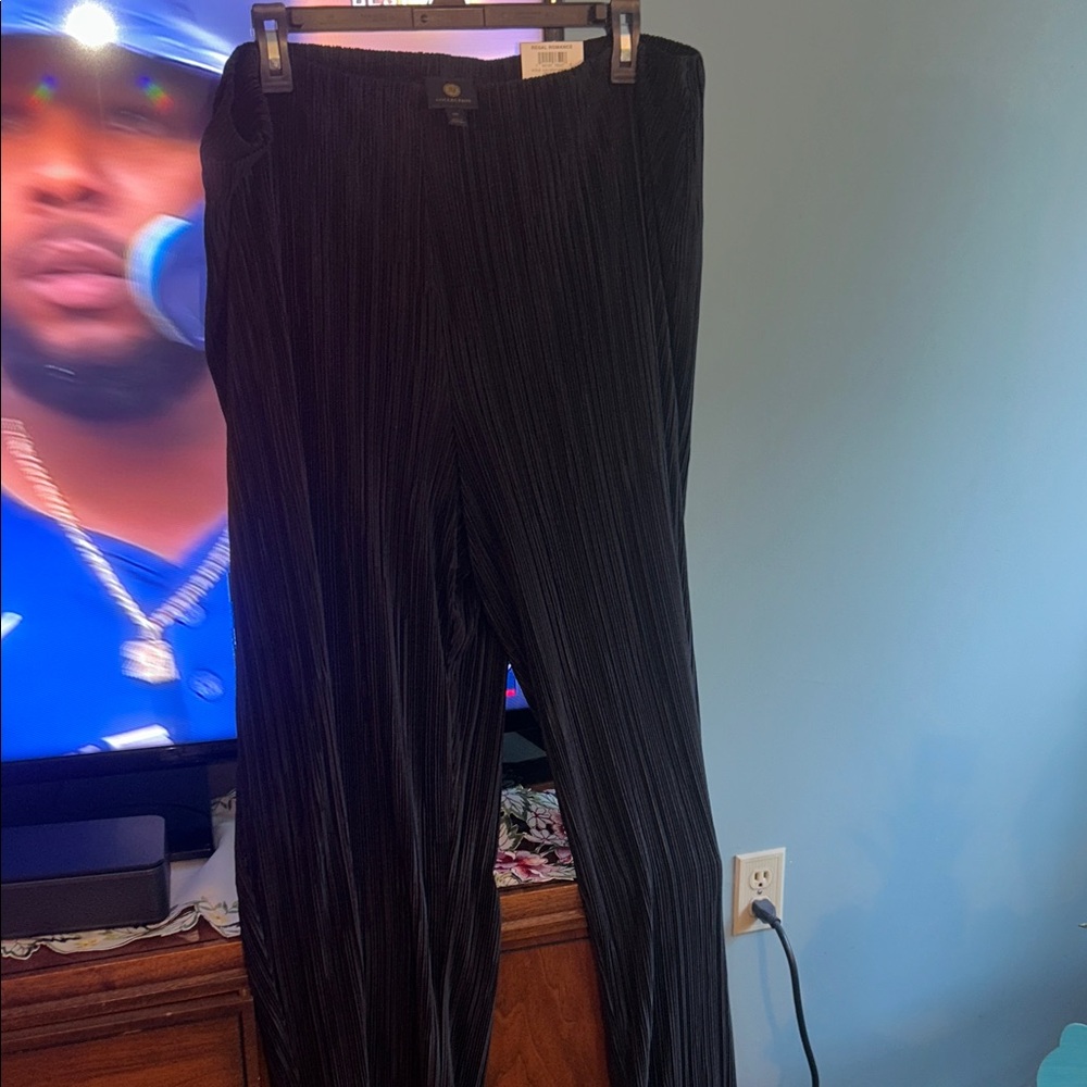 Brand new w/tags - JM Collection Black Pleated pleated dress pants. Size XXL - Picture 2 of 6